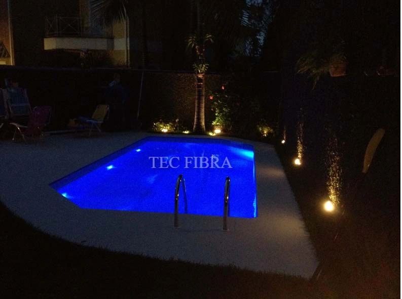 Piscina azul iluminada