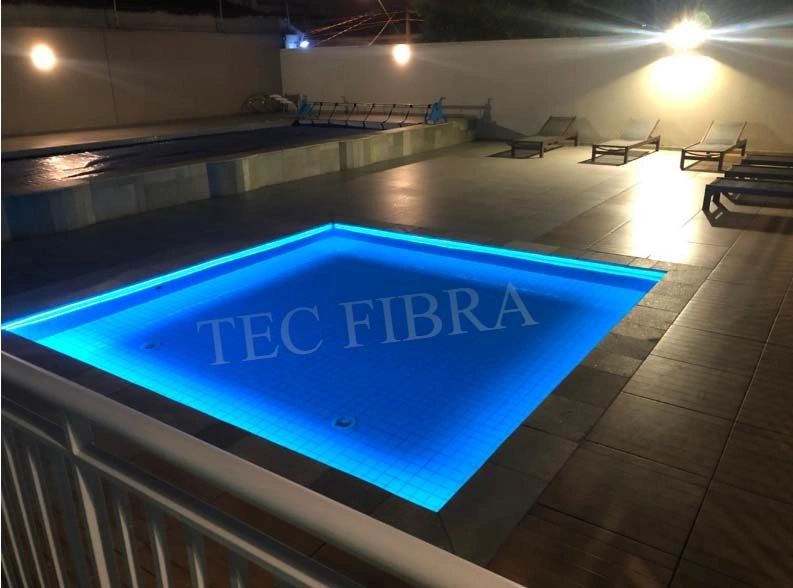 Iluminação periférica azul em piscina